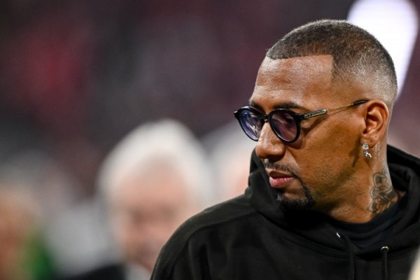 Was suspected of domestic violence! German media: Bayern fans held banners to protest Boateng’s internship with the team